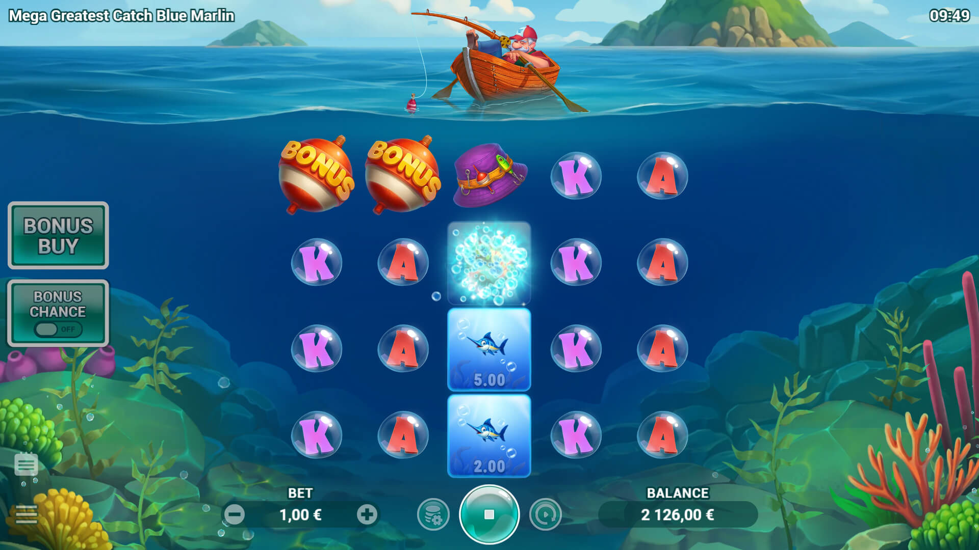 Capture d'écran du jeu de machine à sous "Mega Greatest Catch Blue Marlin" montrant une partie en cours. L'interface est divisée entre la surface de l'eau et les fonds marins.